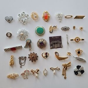 LOT of 36 Vintage 1980s Elegant Gold and Silver Brooches\pins